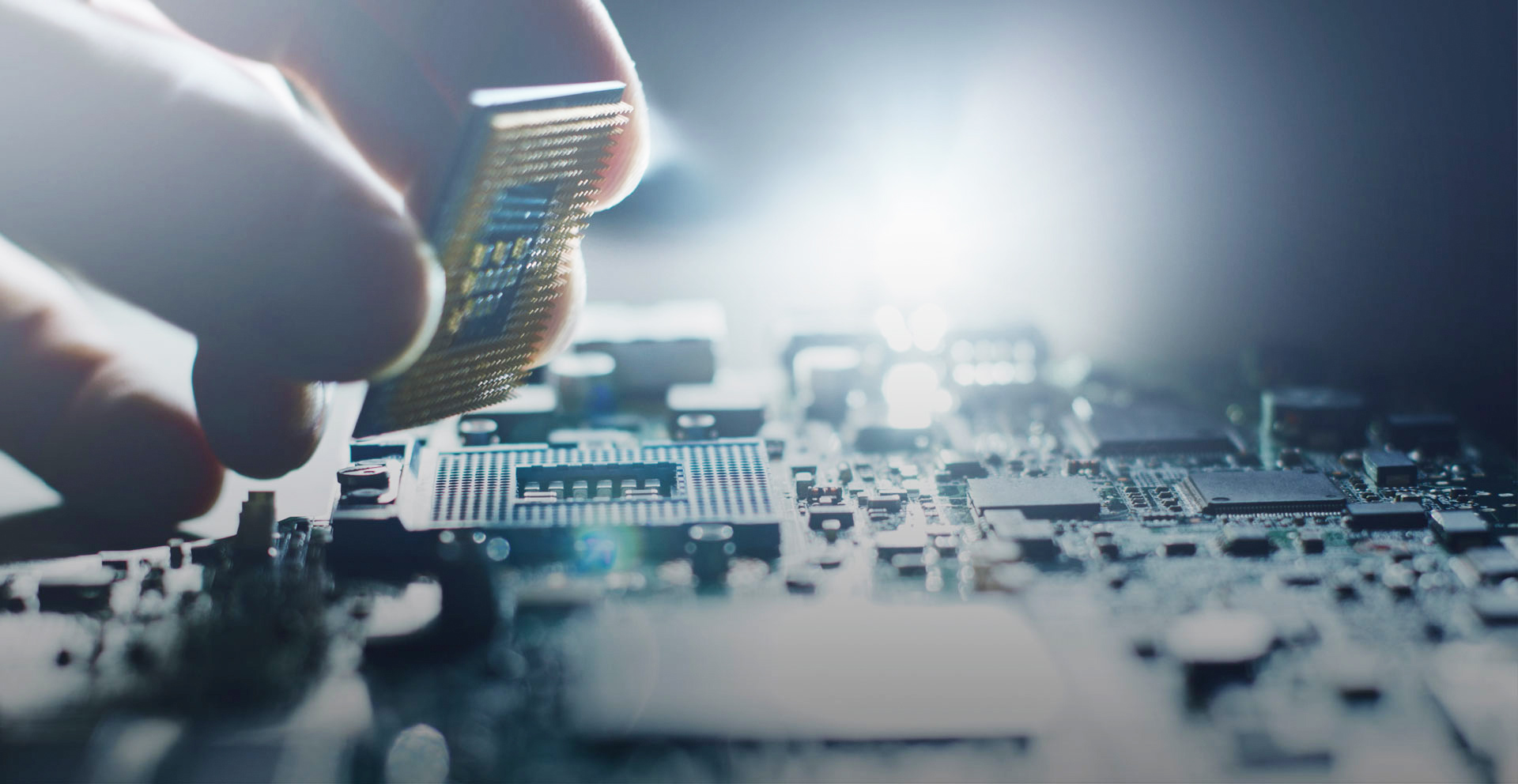 Elektronische Komponente wird auf eine Leiterplatte gesetzt – Zillner Electronics